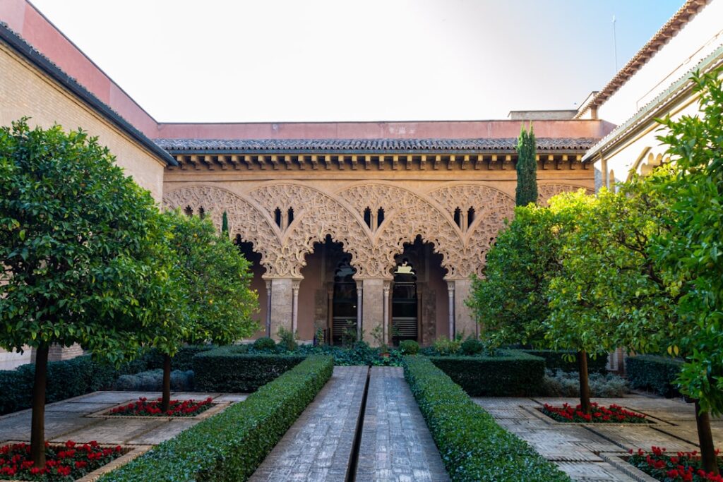 Aljafería Zaragoza visita en verano 2026: guía práctica del palacio andalusí y dónde alojarse cerca del casco histórico